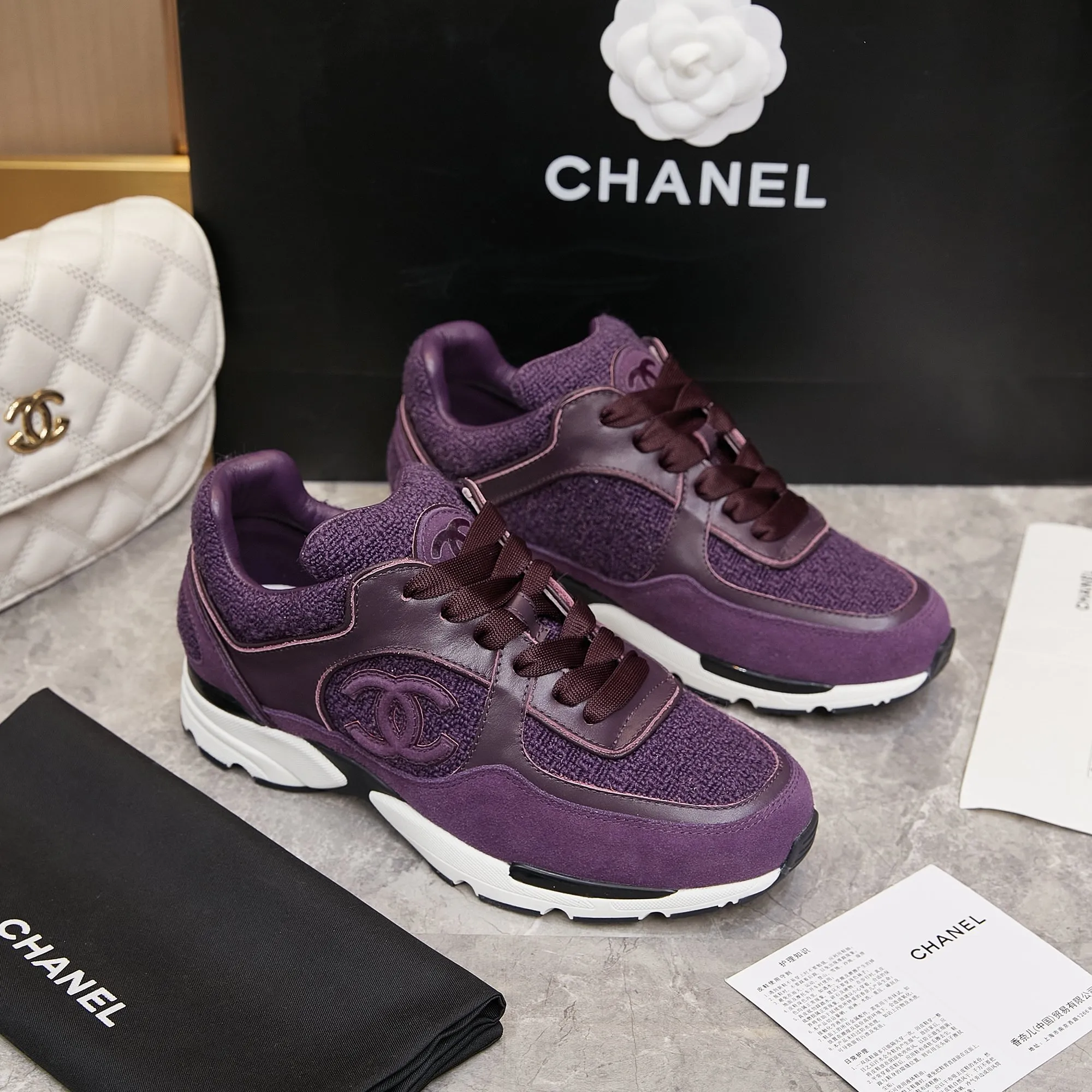 Men's shoes pP700! Chanel Chanel - 2024 counter top casual sneakers This classic design; the upper is embroidered with various techniques; the outsole is fashionable and sporty; the outsole is stylish and sporty; it incorporates a variety of color matching elements... The diversified mix and match is very good-looking and versatile, casual, fashionable, sports, and outdoor can be taken into account... ꫛꫀꪝ Go➫ Material: ❶Upper made of: original imported high silk cowhide suede + small fragrance fabric ❷Inner use: Original imported breathable sheepskin lining ❸ Outsole based on: Original TPU combination outsole Special counter boutique packaging complete set Women 35–41 Men 38-45